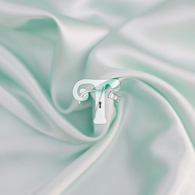 tecido verde água liso e brilhante com dobras