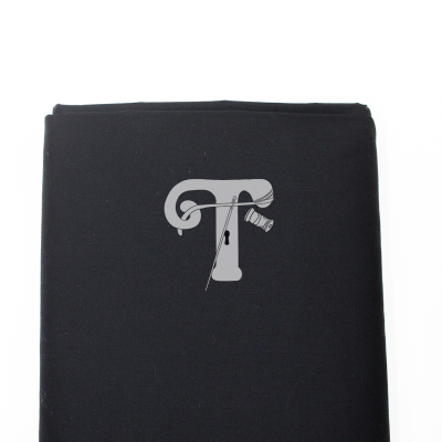 Tecido preto com ilustração cinza de letra T estilizada com agulha e carretel de linha