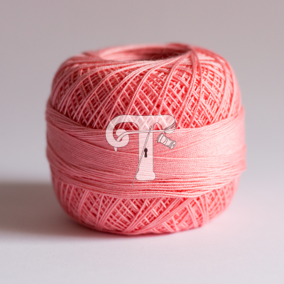 Bola de fio cor-de-rosa trançada sobre fundo branco