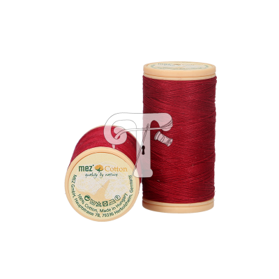 Dois carretéis de linha vermelha MEZ Cotton com etiquetas e base bege