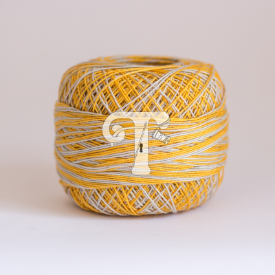 Novelo de linha amarelo e branco sobre fundo neutro