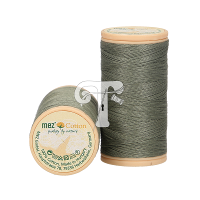 Dois carretéis de linha de costura cinzenta com etiquetas visíveis.