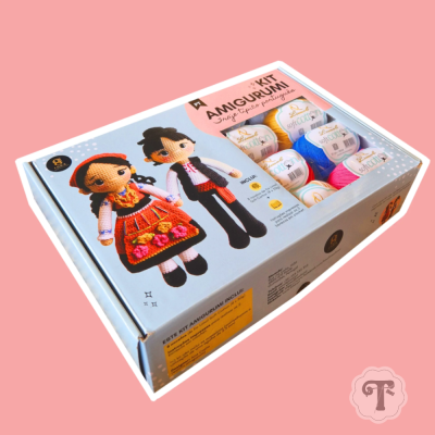 Caixa de kit Amigurumi com materiais para crochet e figuras de bonecos