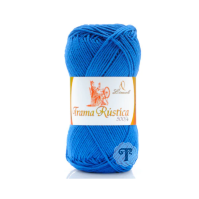 Novelo de lã azul Trama Rústica 500/4 com rótulo branco e amarelo, fotografia sobre fundo branco
