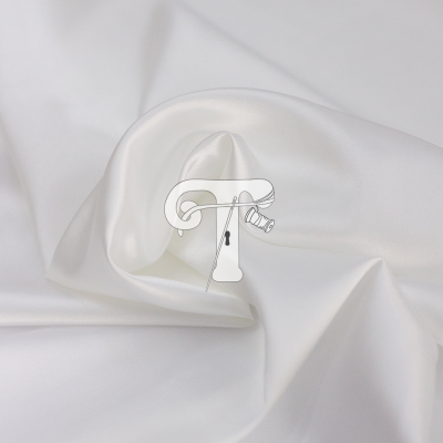 Tecido branco liso e brilhante com dobras