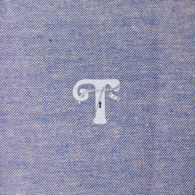 Tecido azul claro com letra T branca estilizada