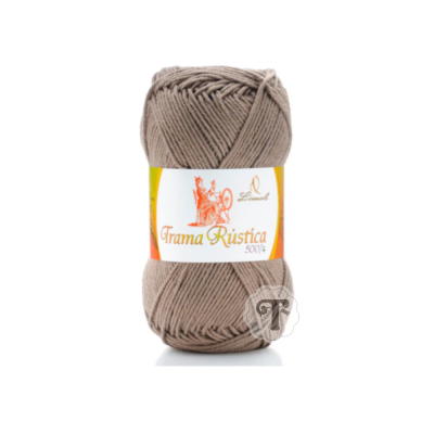 Novelo de lã castanha claro com etiqueta 'Grama Rústica 500g' sobre fundo branco