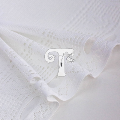 Tecido branco rendado com padrão de losangos e ondas