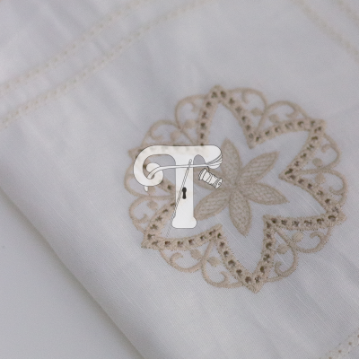 Pano branco bordado com flor bege decorativa
