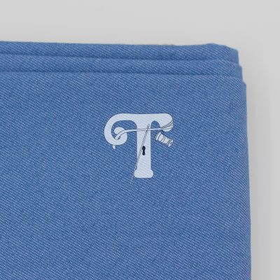 tecido azul com letra T branca e chaveiro