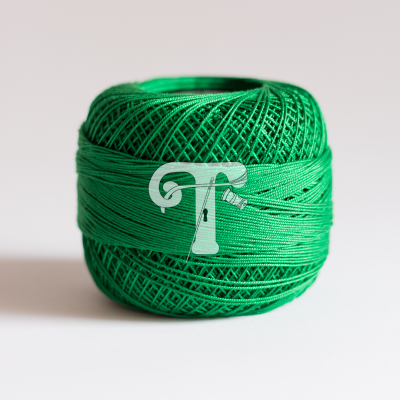 Novelo de fio verde brilhante sobre superfície branca