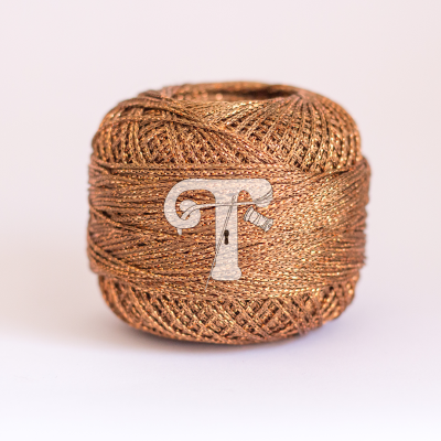 Novelo de fio metálico dourado brilhante