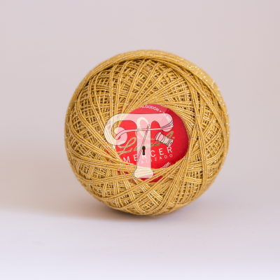 Bola de fio dourado com rótulo vermelho