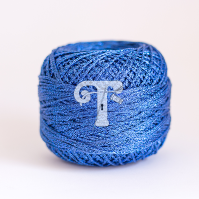 Rolo de fio azul metálico brilhante