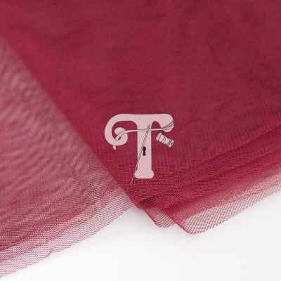 Tecido de tule vermelho transparente sobre superfície branca