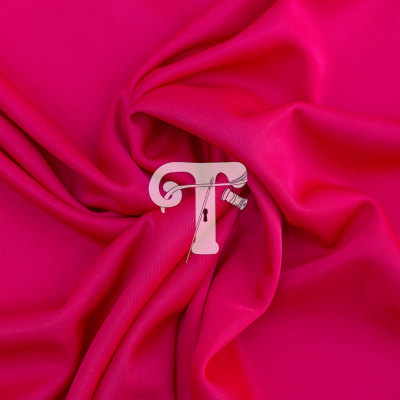 Tecido rosa fucsia com textura lisa e costura