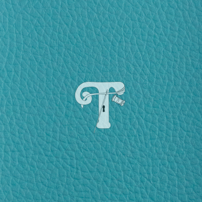 Textura de couro azul com letra T branca e agulha com linha.