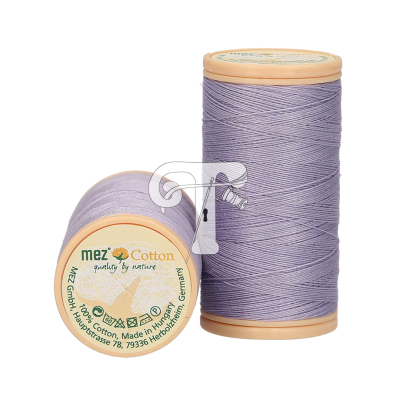 Dois carretéis de linha lilás com extremidades de madeira clara e etiqueta visível com texto informativo