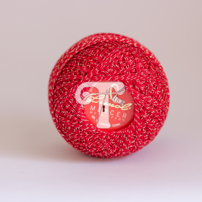 Rolo de linha Mercer Macrol vermelho com fio dourado brilhante