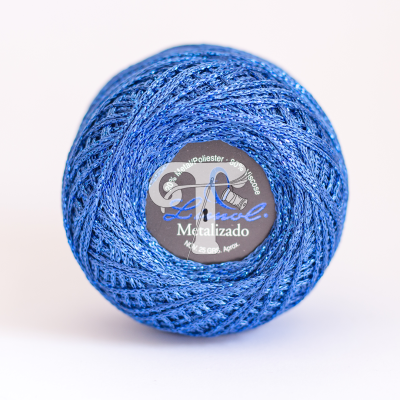 Novelo de linha azul metalizada com etiqueta no centro