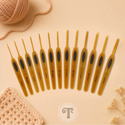 Conjunto de agulhas de crochet em vários tamanhos com lã e amostras de croché.