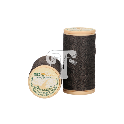 Carretéis de linha castanha escura MEZ Cotton com etiquetas visíveis