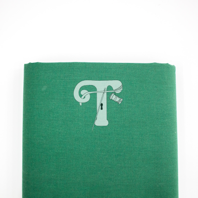 Tecido verde com logótipo branco T com agulha e linha