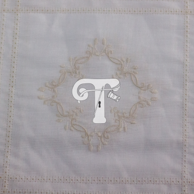 Toalha branca com bordado floral bege e padrão quadrado