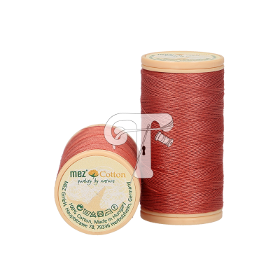 Dois rolos de linha de algodão cor terracota da marca mez Cotton.