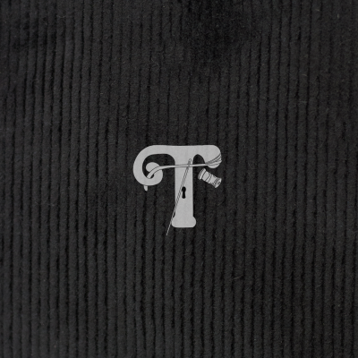 Tecido preto canelado com letra T branca estilizada