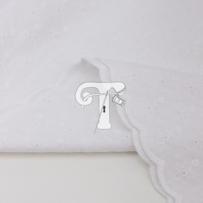 Tecido branco com bordado floral e bainha ondulada