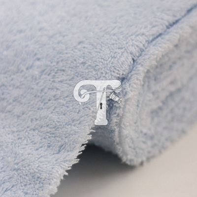 Toalha azul claro dobrada com textura felpuda
