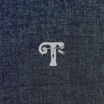 Logótipo branco com letra T em fundo azul de tecido jeans