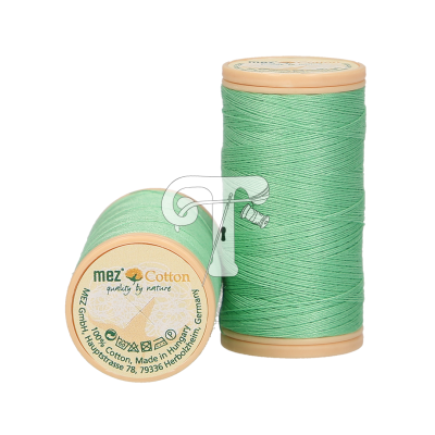 Dois carretéis de linha verde menta com rótulo da marca mez Cotton