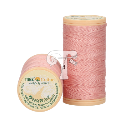 Duas bobinas de linha cor-de-rosa claro com etiquetas amarelas da marca mez Cotton
