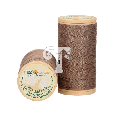 Dois carretéis de linha castanha com rótulo verde 'mez Cotton quality by nature'.