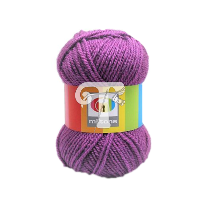 Novelo de lã roxa com etiqueta colorida