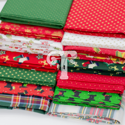 tecidos natalícios dobrados em várias cores e padrões