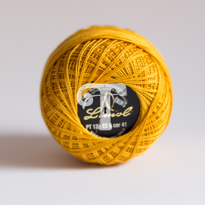 Bola de linha amarela para costura com etiqueta preta central