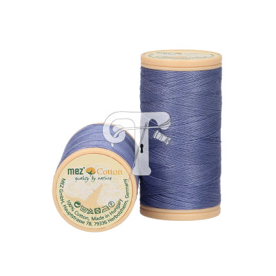 Dois carretéis de linha azul de algodão com bases e topos bege e rótulo visível com texto