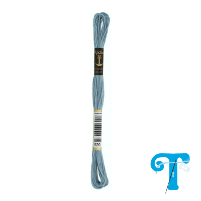 Enfiamento de bordado azul da marca Anchor com etiquetas preta e branca.