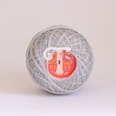 Bola de linha metálica cinzenta com rótulo vermelho