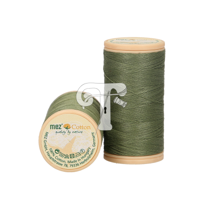 Duas bobinas de linha de algodão verde-oliva com rótulos informativos sobre fundo branco