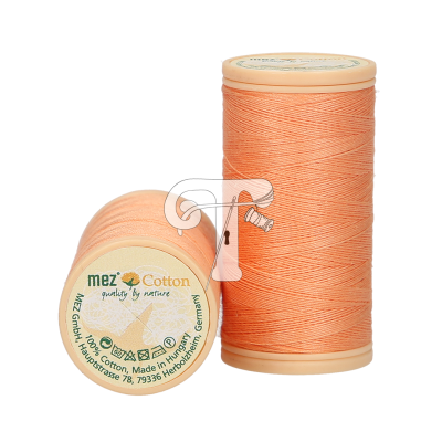 Dois carretéis de linha de algodão cor pêssego com rótulo Mez Cotton