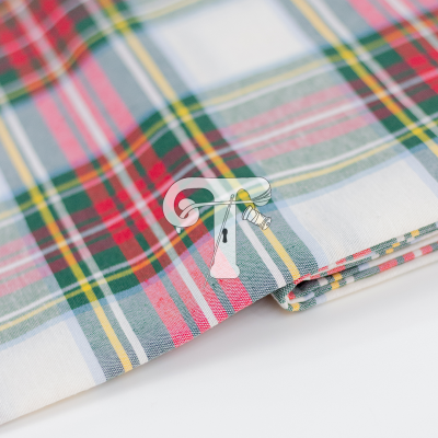 Pano de tecido com padrão xadrez colorido dobrado