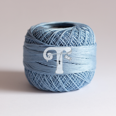 Novelo de fio azul claro com selo branco e letra T estilizada