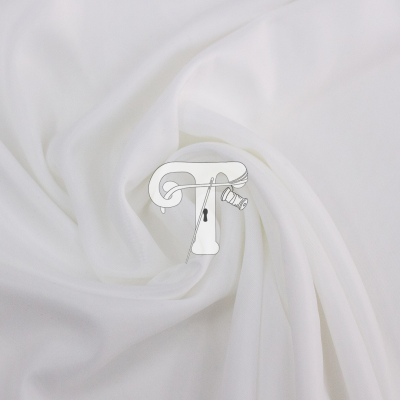Tecido branco liso com textura suave e ligeiro brilho em dobras