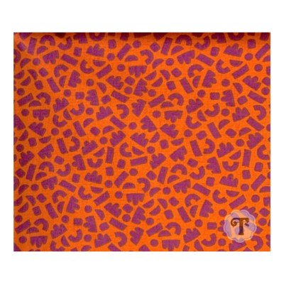 tecido laranja com letras roxas pattern
