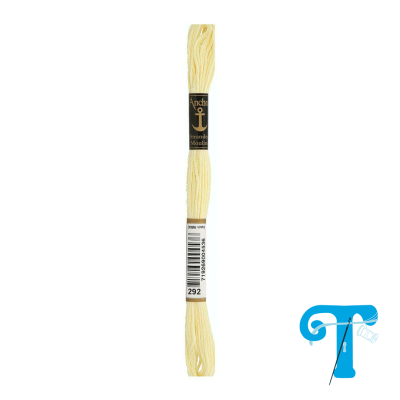 Linha Anchor de algodão creme claro com etiquetas pretas e brancas, fundo branco e logótipo azul