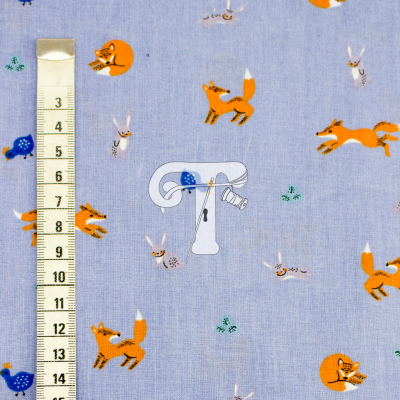 tecido azul claro com padrão de raposas, passarinhos e coelhos e fita métrica